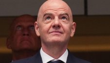 Пътник ли е Инфантино? Шеф на ФИФА хвърли остава, задава се скандал