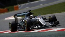 Люис изпревари Нико и тръгва пръв в Барселона