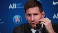 Меси-мания: Дълга опашка пред магазина на ПСЖ + ВИДЕО