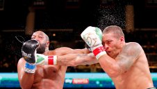 Усик дебютира с победа при най-тежките