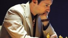 Веско Топалов форсира реми срещу лидера