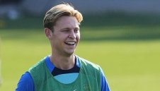 Челси със странна оферта за Де Йонг