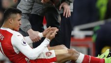 Звездата на Арсенал виси за мача с "черните котки"