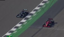 Хамилтън все пак стигна до победа след драмата с Макс