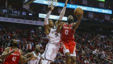 Брадата стигна 58, но след 70 опита от тройката Хюстън си намери майстора