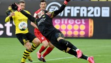 Челси пожела вратаря на Борусия Дортмунд