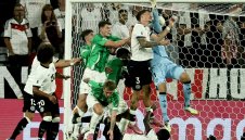 Шамари на почивката? Германия се събуди и би за сефте