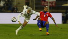 Вирус "ФИФА": Барса лапа 20 458 евро на ден за Араухо