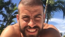 "Козелът" Пике се фука с нова прическа на Бахамите