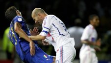 Синът на Зидан като татко си - бие ги с глава + ВИДЕО