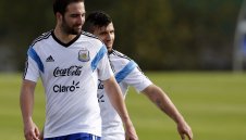 Игуаин: Ласкаещо е да те свързват с Барса