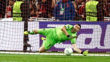 Емилиано Мартинес има своята неповторима индивидуалност