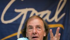 Легендата Сесар Луис Меноти пое тежък пост в Аржентина