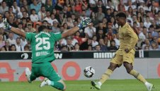 Левандовски измъкна слаба Барселона на "Местая"