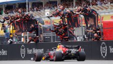 Верстапен спечели лудото състезание в Германия, крах за Мерцедес