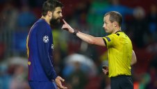 Смях по азиатски: Фенове на Барса се радват за червения картон на Пике + ВИДЕО