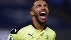 Нюкасъл се върна към победите с 2:0 над Палас