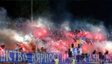 Като в екшън: Ултраси на Хайдук гонят левскари с бухалки и метални тръби