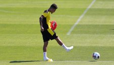 Времето тече: Юнайтед трябва да реши за Санчо днес