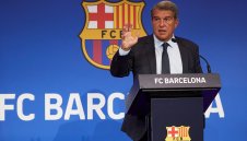 Лапорта размаха брадвата, за да спаси агонизиращата Барса