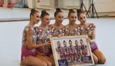 Ансамбълът вдигна на крака "Арена Армеец" с представянето си