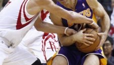 Неш с 10 000 асистенции, но Лейкърс отново загуби