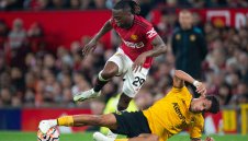 Червените дяволи са удължили договора на защитник