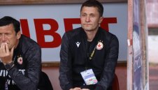 Бивш треньор на ЦСКА на протест срещу президента на Сърбия + СНИМКА