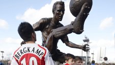 Фланелката е по-тежка с "Бергкамп" на гърба