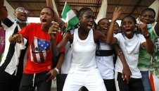 Нигерия не уволнява селекционера, защото... няма пари