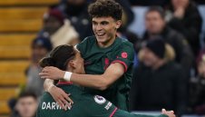 Ливърпул отнесе Астън Вила, испански талант с първи гол