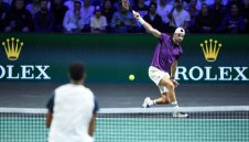 Голямо име застава на пътя на Гришо в Париж