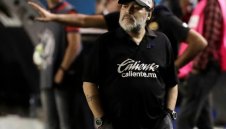 Химнасия уволни Диего Марадона