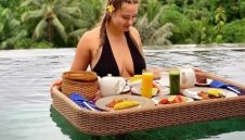 Сексапилно "Златно момиче" остана без мъж + СНИМКИ