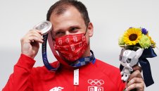 Медалист от Токио моли 3 жени за ръката на любимата
