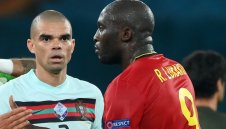 Лукаку държи здраво фланелката на Челси + ВИДЕО