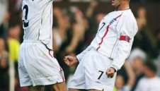 Гари Невил забавлява англичаните с песни на Елтън Джон