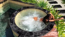 НиЛо не се спира, лъсна гола и на Малдивите + ГАЛЕРИЯ (+18)