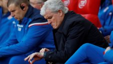 Хюз получи още малко време в Стоук