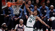 История! Янис изпревари Карийм за №1 в историята на Милуоки