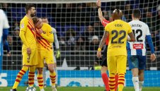 Това е първият червен картон в кариерата на Де Йонг