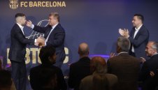 Лапорта разкри: Искат да отмъкнат 8 звезди на Барса!