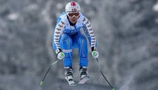 Аня Першон слага ските в гардероба