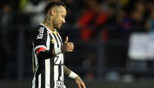 Неймар се скара с фенове на Сантос