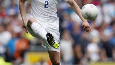 Ван Гаал възнаграждава Фил Джоунс с нов договор