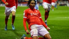 Шпорите се доближават до защитник от Чемпиъншип