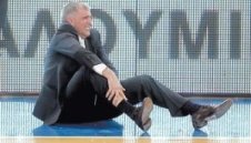 Желко Обрадович улучен с парче от стена в Атина