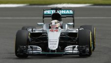 Люис зарадва феновете си на „Силвърстоун”