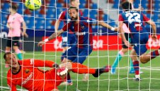 Барса не спира с издънките! Титлата вече е мираж