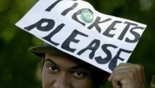 Измамник лъже ученици с билети